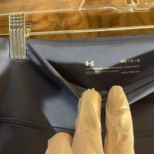 Medium size compression running glow in the dark. Never worn. I’m sorry no tags